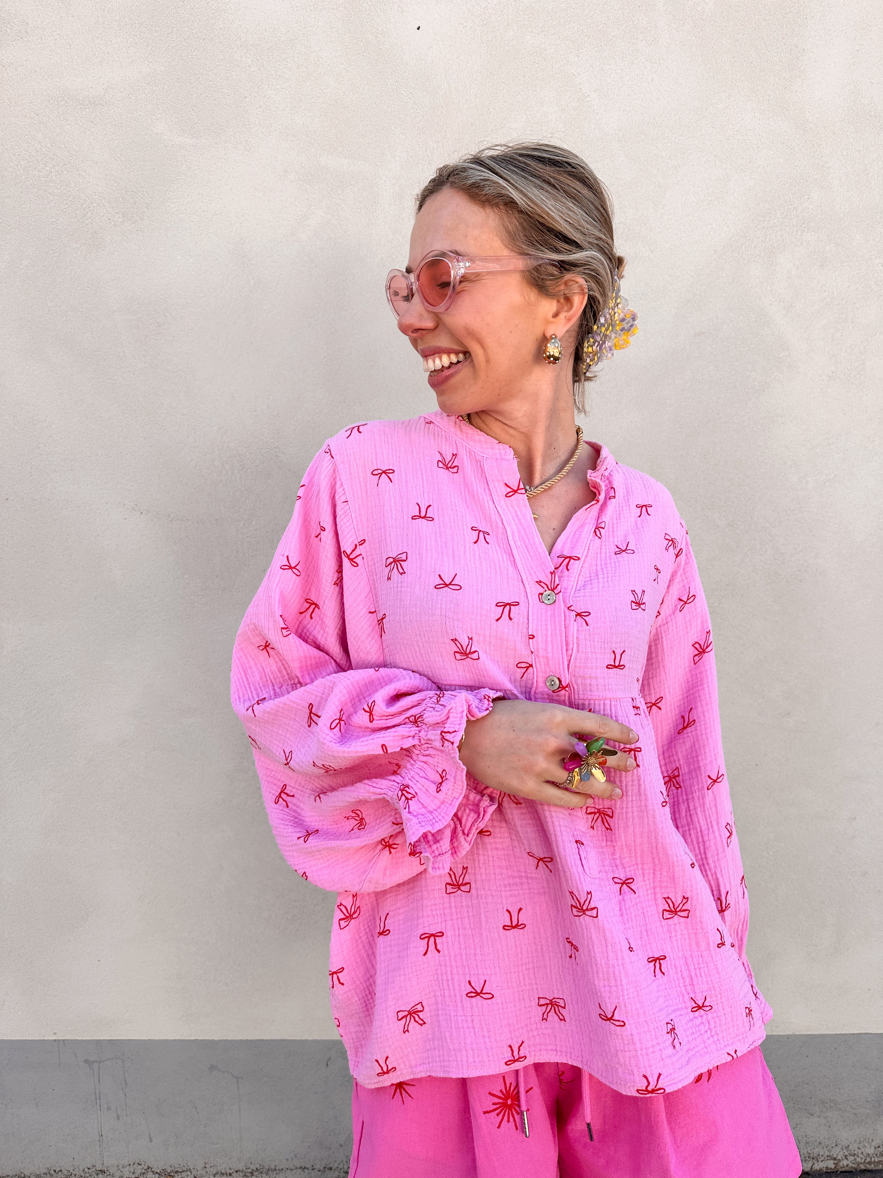 Mia katoenen blouse gestreept roze met rode strikjes