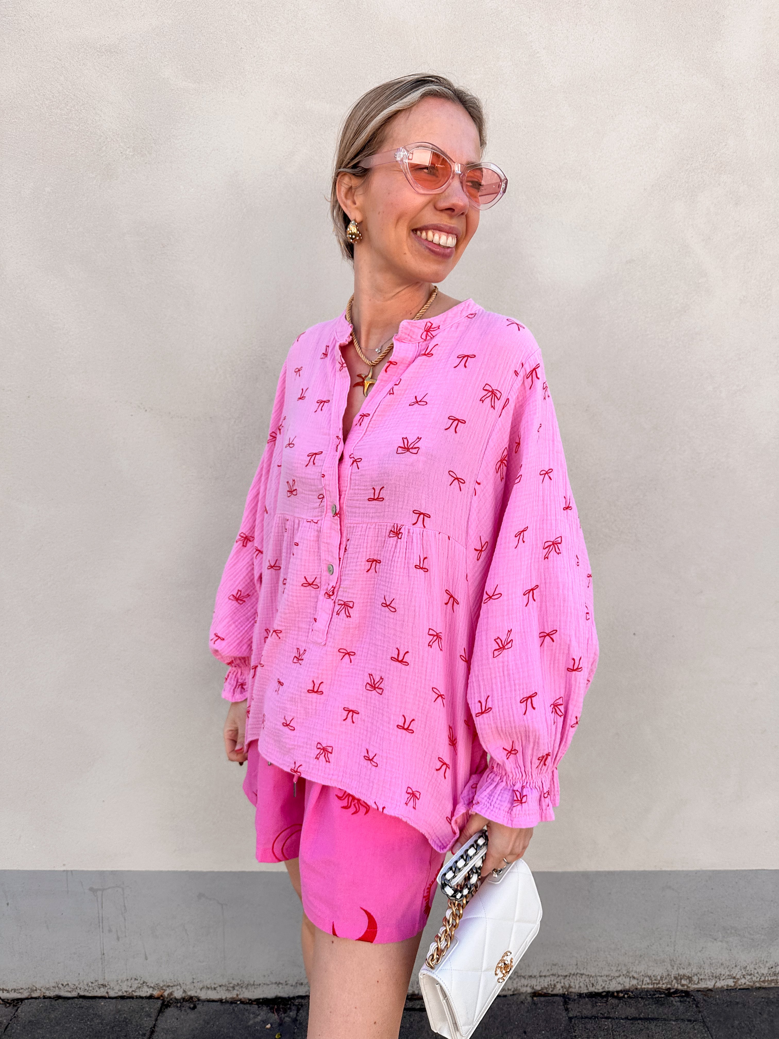 Mia katoenen blouse gestreept roze met rode strikjes