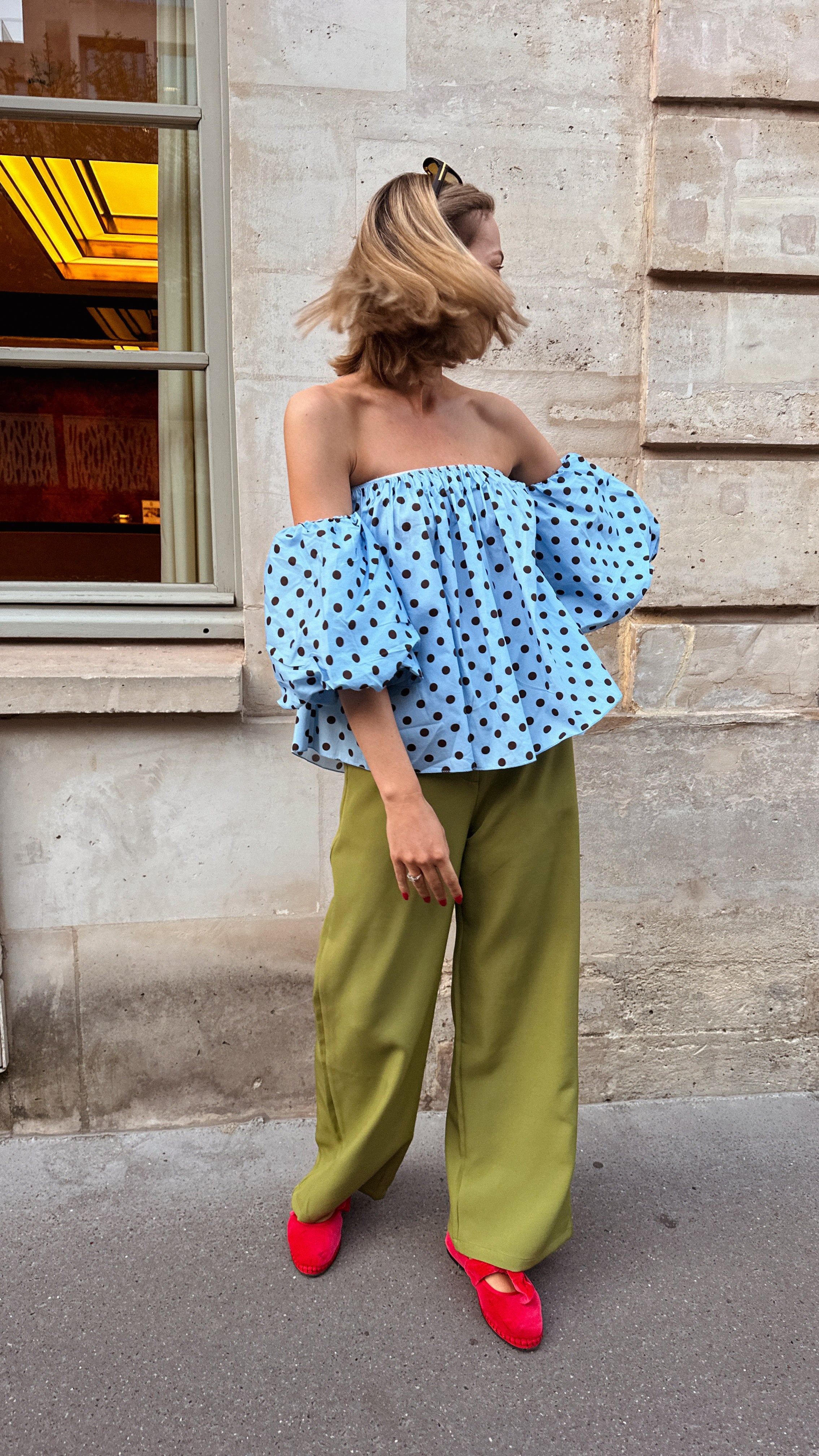 Off-shoulder blouse lichtblauw polkadot