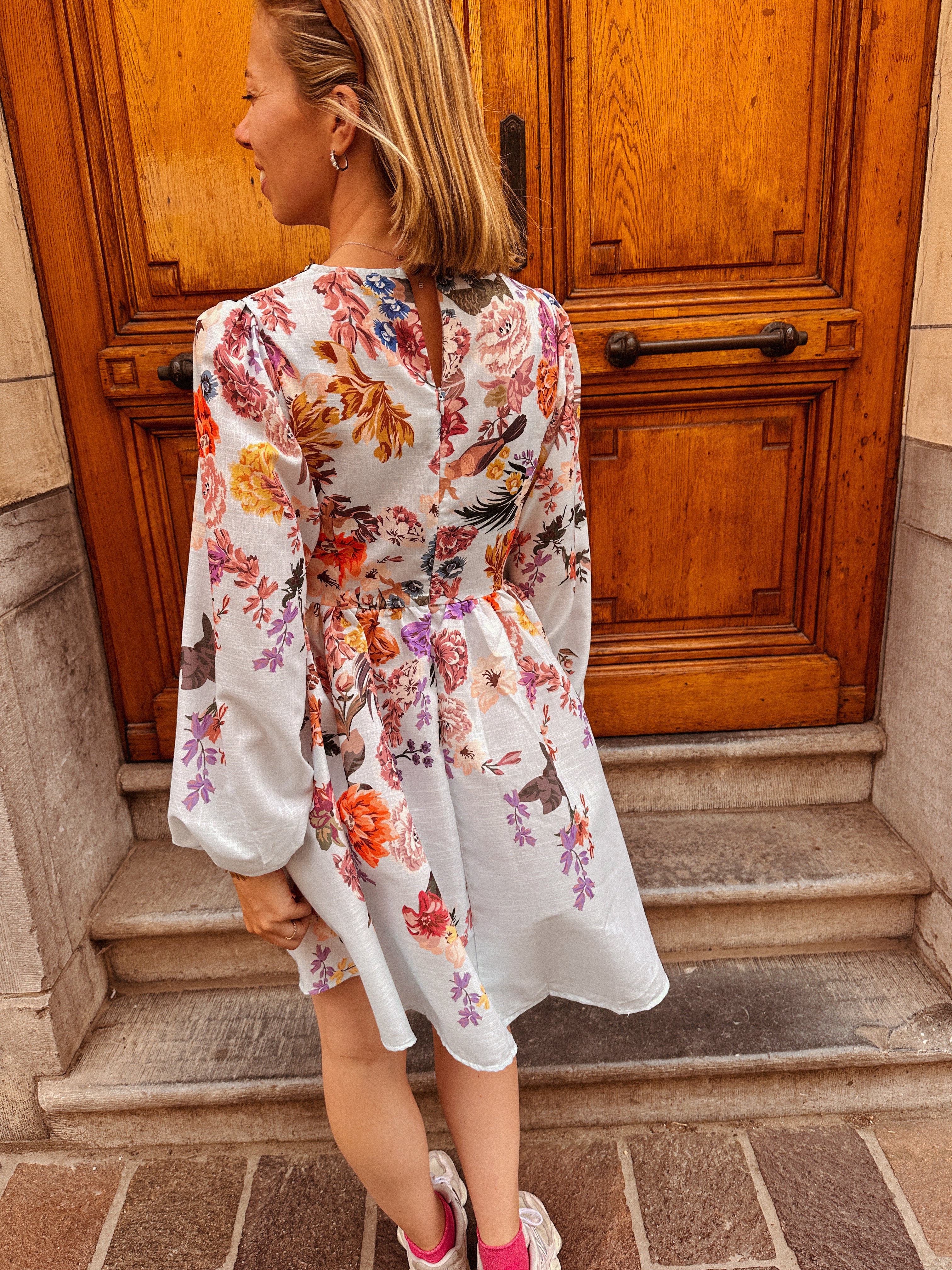 Nola lichtblauwe jurk met bloemen