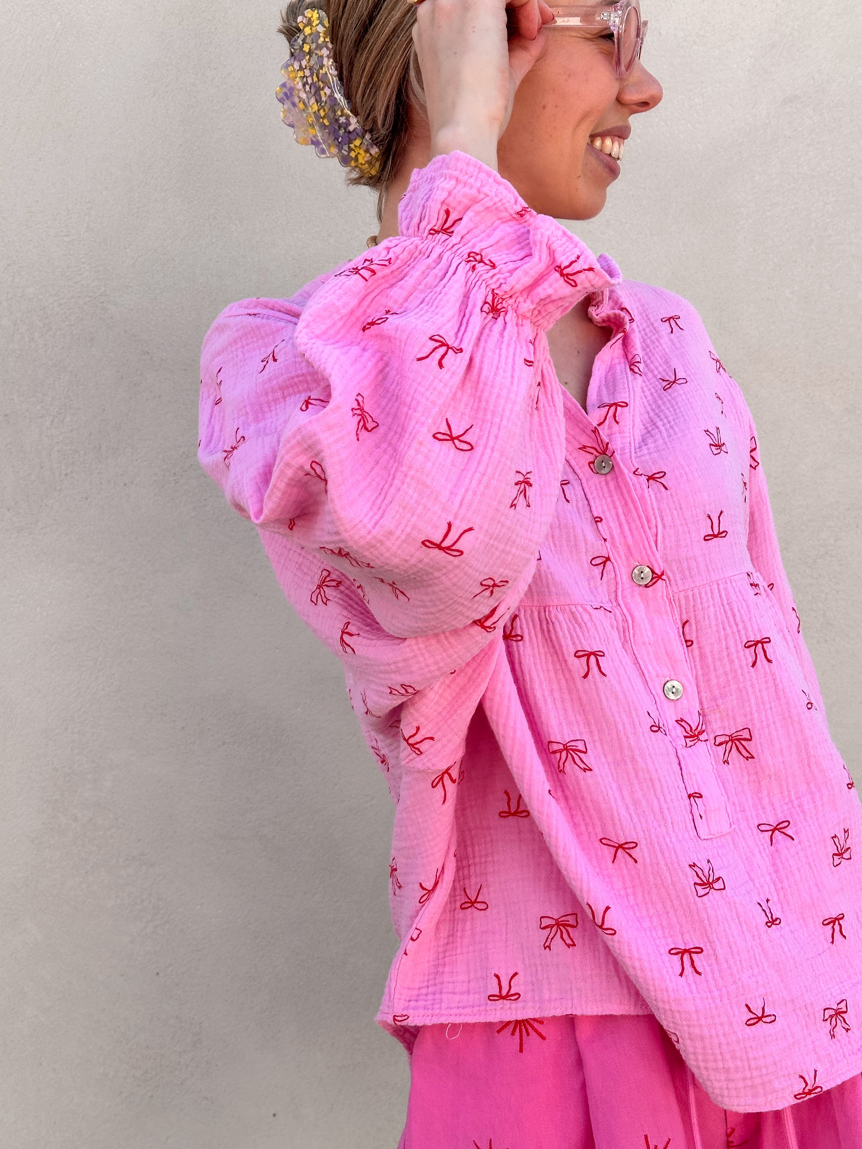 Mia katoenen blouse gestreept roze met rode strikjes