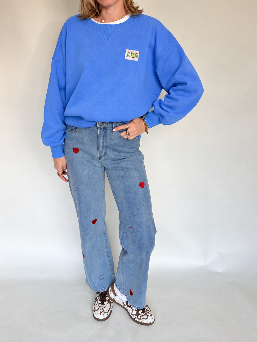Iconische_blauwe_sweater_met_hartjesjeans.png
