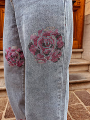 Rose jeans met bloemendetail