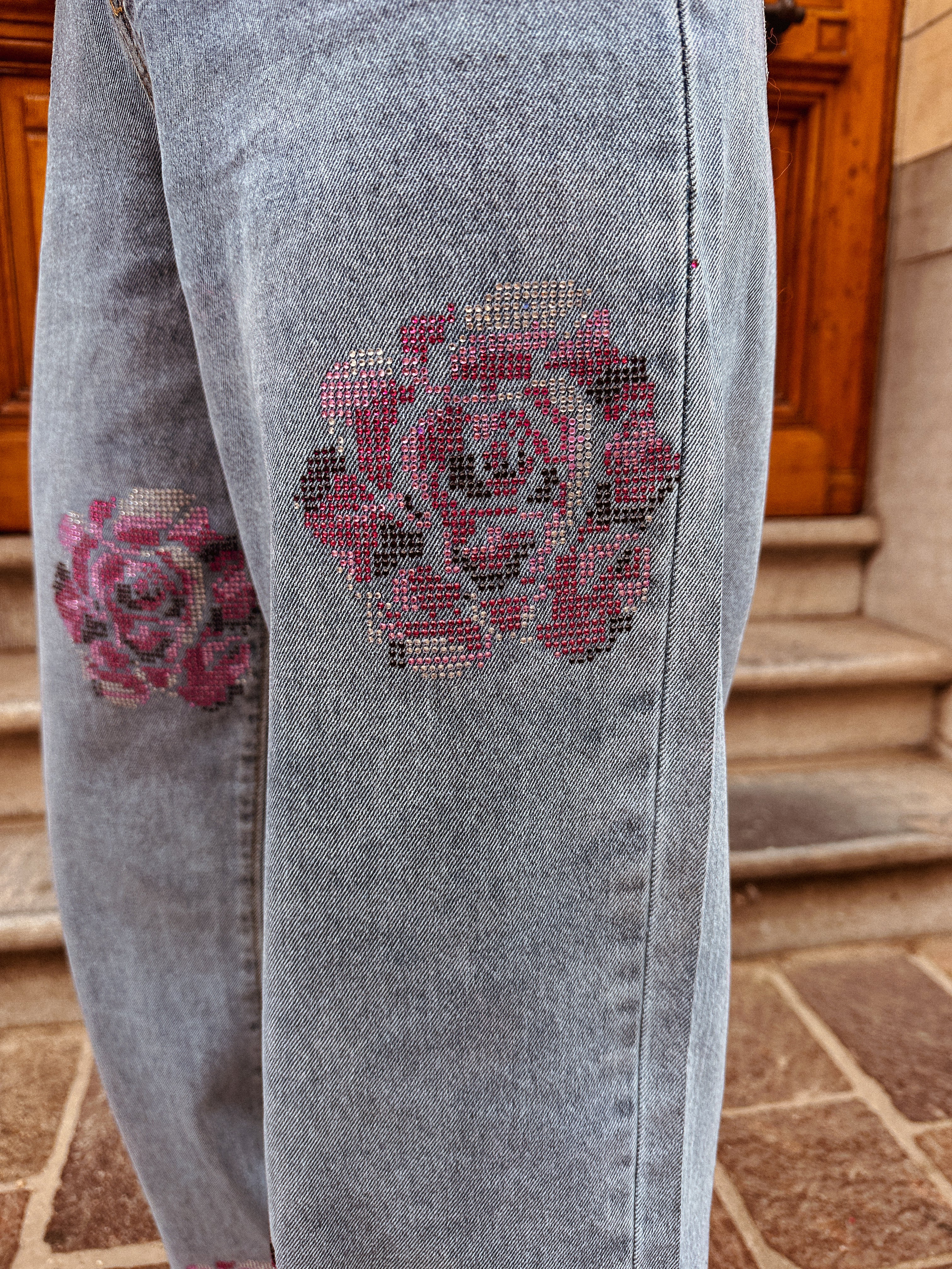 Rose jeans met bloemendetail