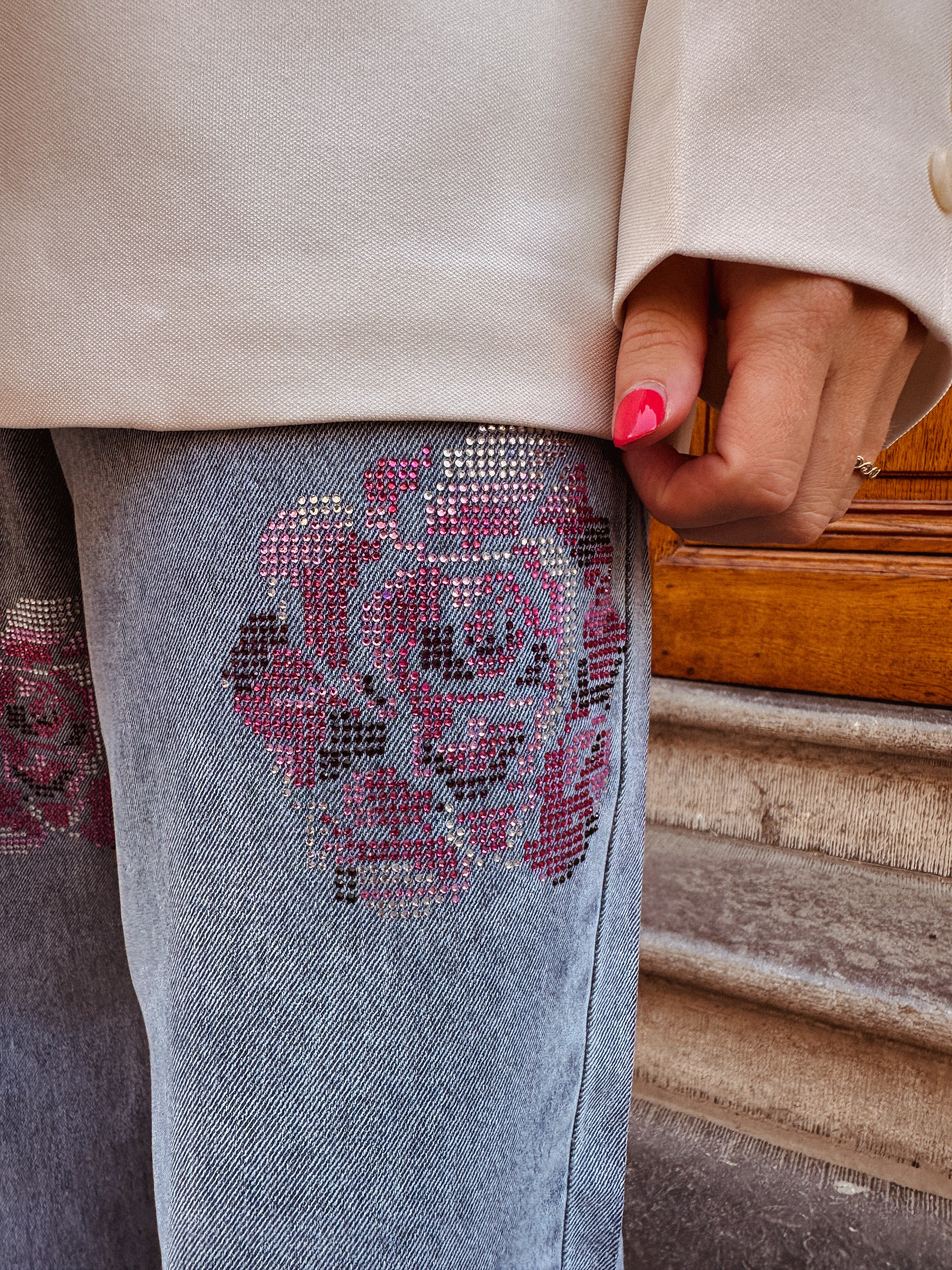 Rose jeans met bloemendetail